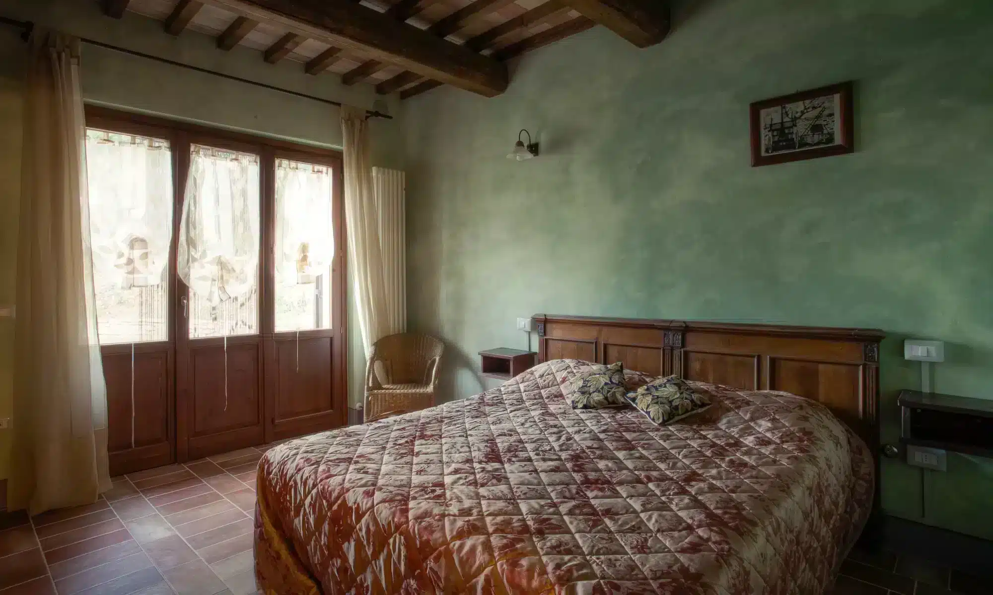 Romantisches Schlafzimmer mit Doppelbett in der Wohnung Gelsomino im Landhaus Ca' Princivalle