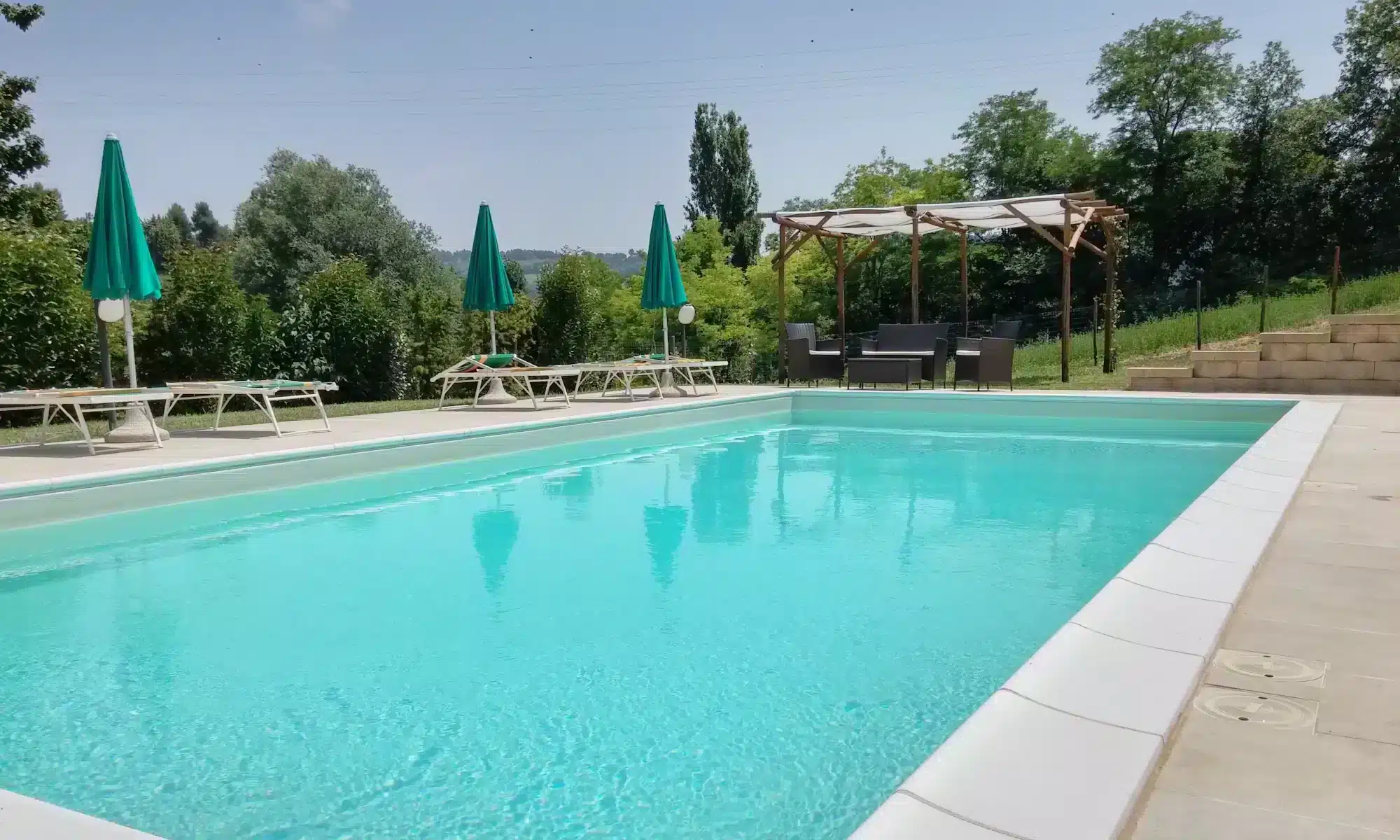 Zicht op het buitenzwembad klaar om af te koelen tijdens een verblijf op Agriturismo Ca' Princivalle