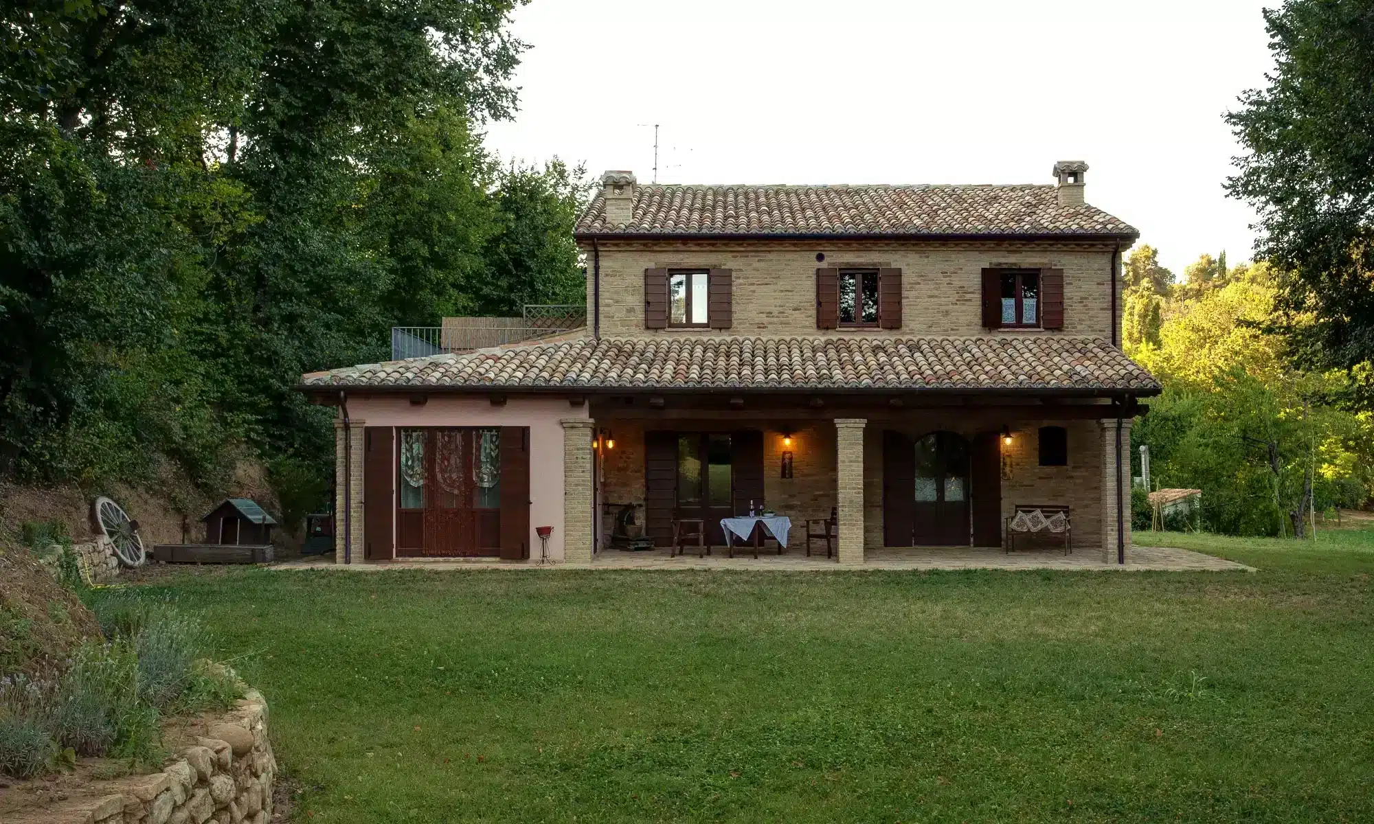 Il giardino di Ca' Princivalle e la veduta dell'agriturismo con porticato