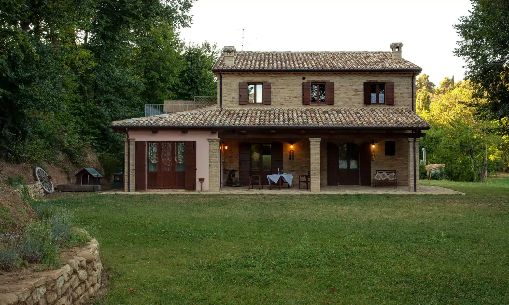 Der Garten von Ca' Princivalle und der Blick auf das Bauernhaus mit Veranda