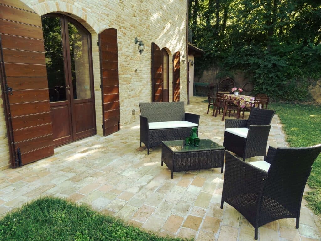 Veduta laterale dell'Agriturismo con patio